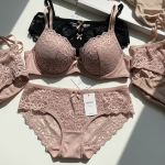 Elegancki komplet polskiej bielizny damskiej na jedwabnym tle